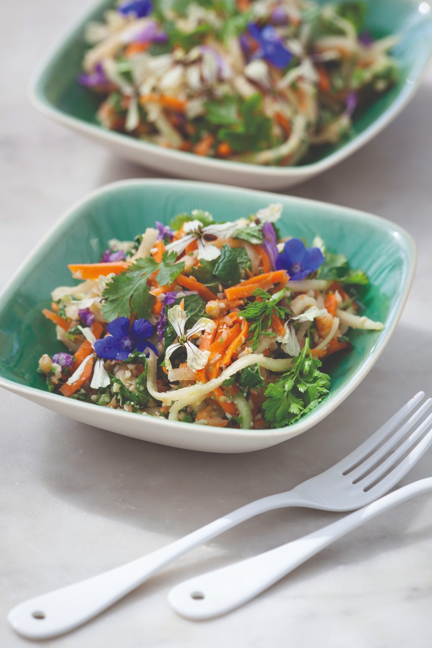 Green pawpaw, carrot & cashew salad