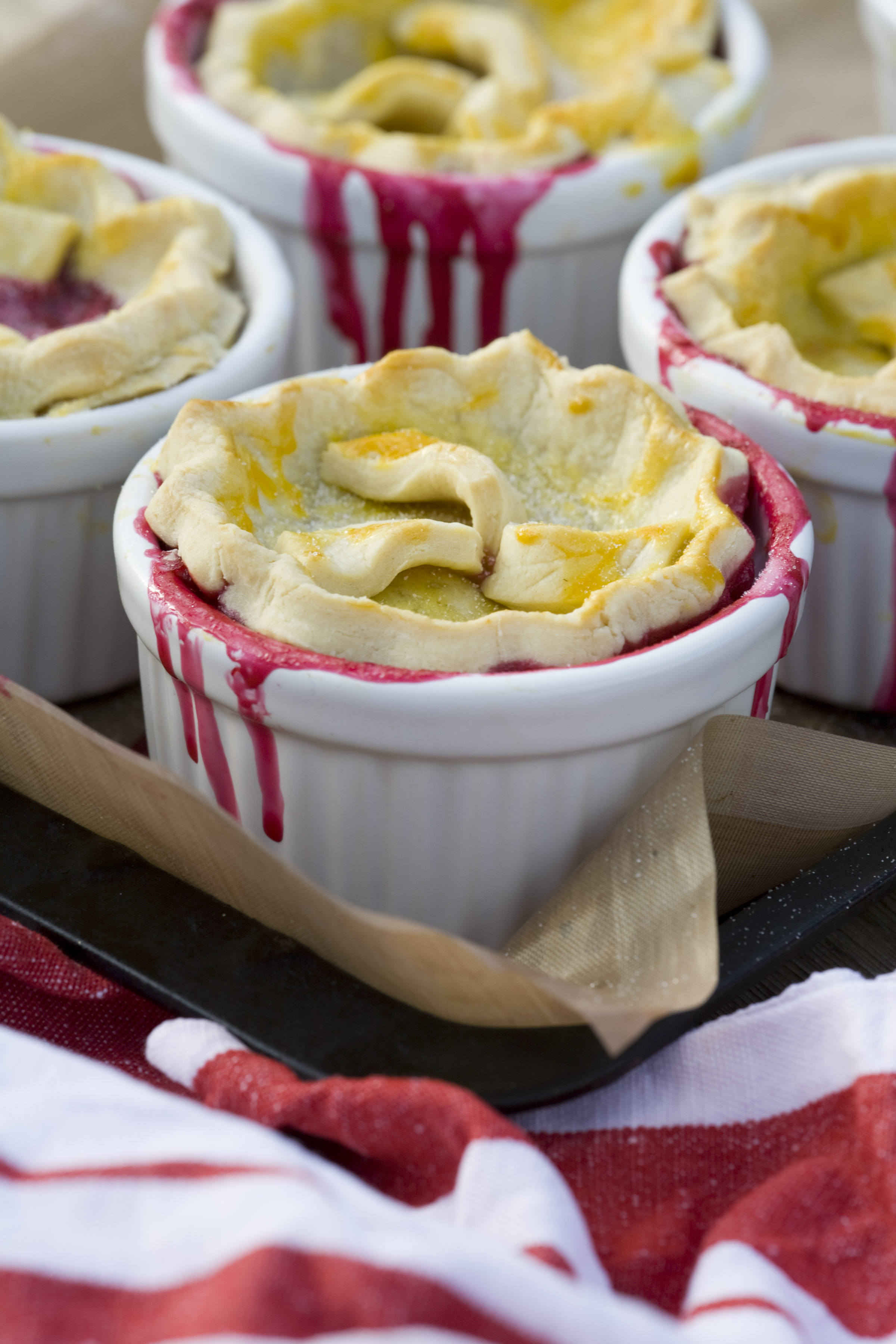 Mini pelargonium, blackberry & apple pies